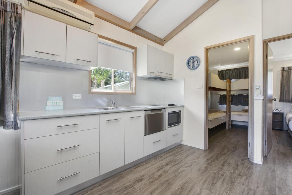 Seven Mile Beach Holiday Park Gerroa Room photo